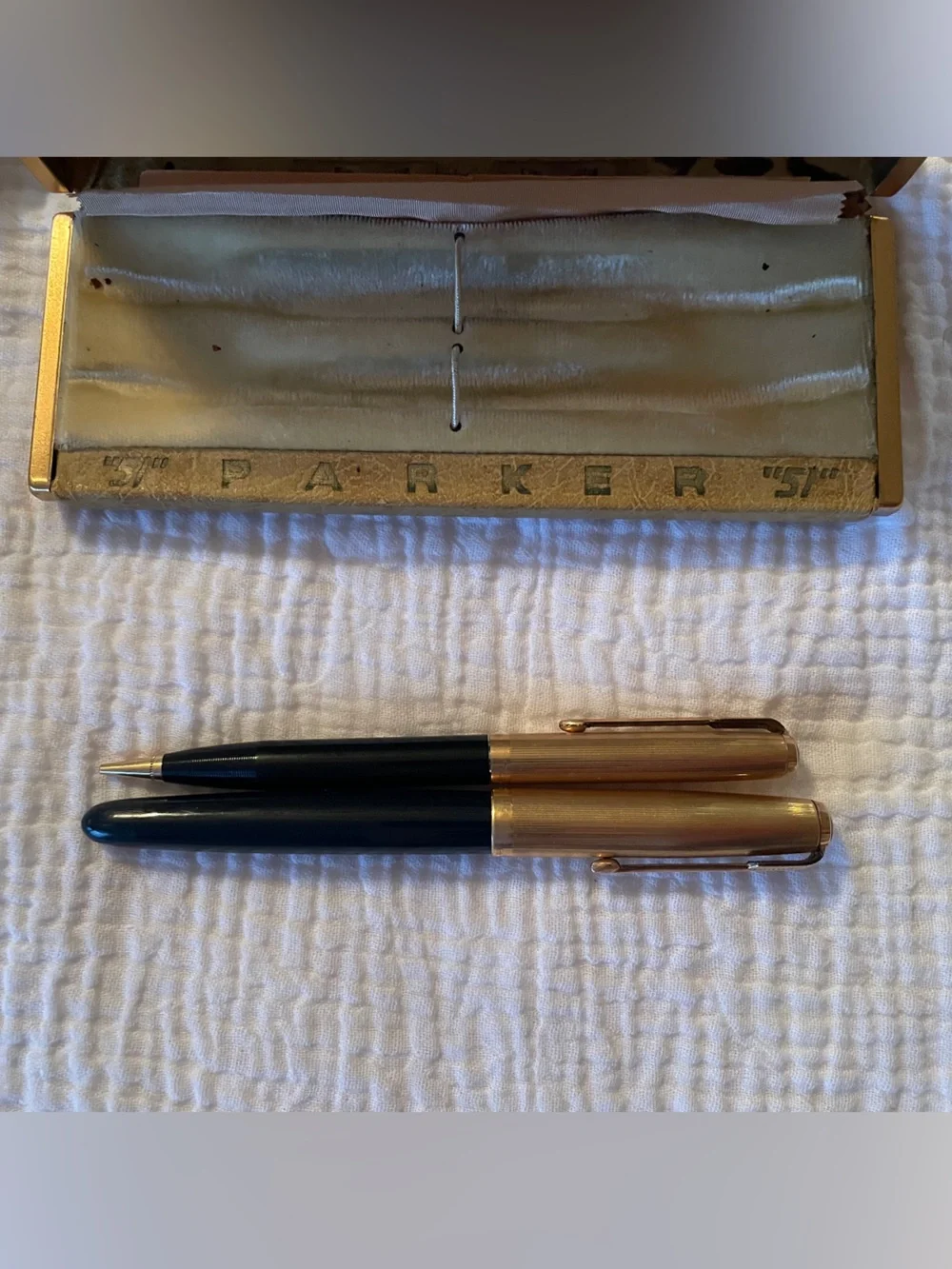 Vintage Parker 51 Black / Gold Fountain Pen set in original stamped leather case